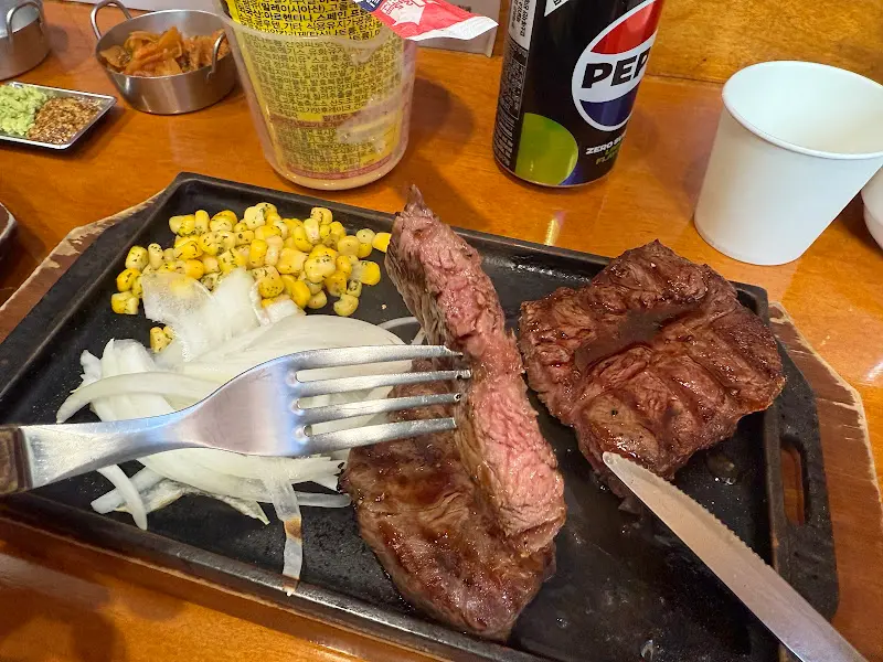 미디엄 레어로 구워진 촉촉한 스테이크