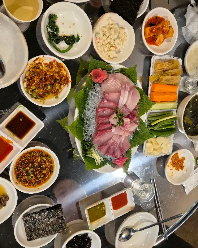 방어회와 밑반찬