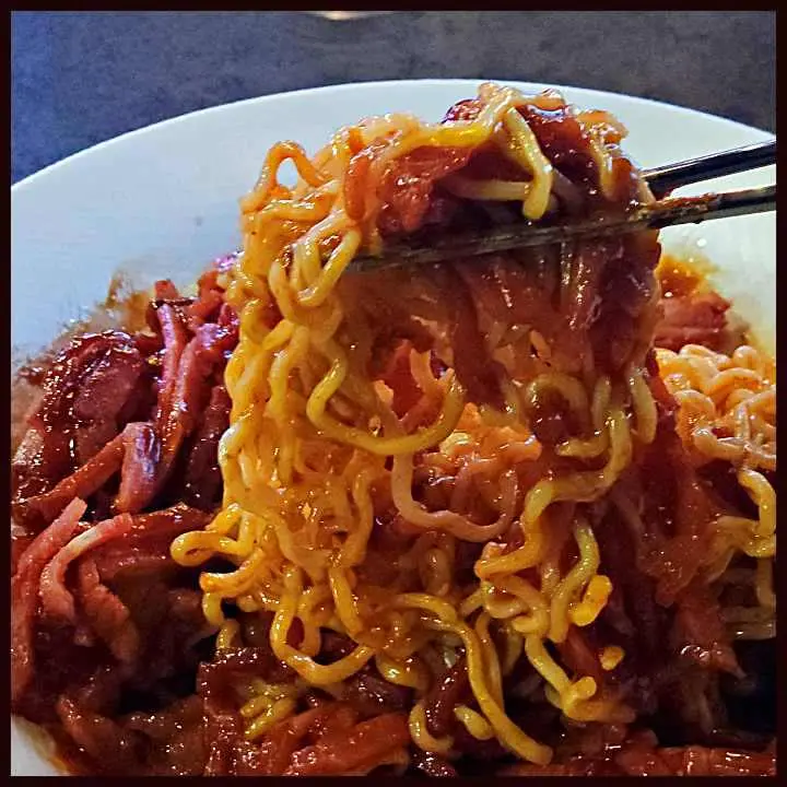 젓가락으로 들어올린 육회비빔면