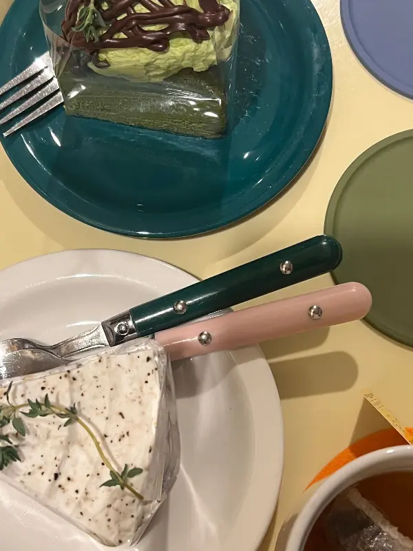 정갈하게 담겨 나온 케이크와 음료