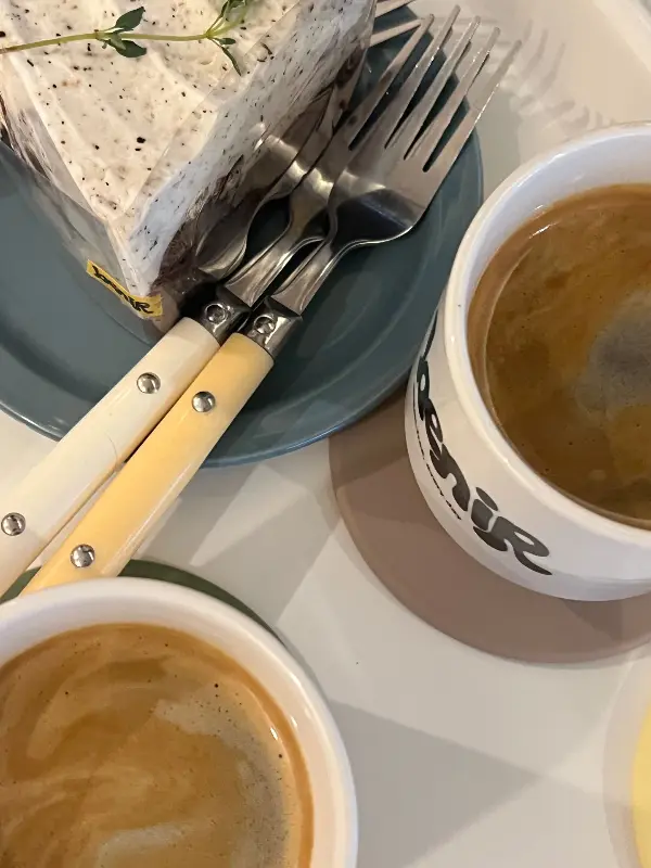 케이크와 커피의 근접 샷