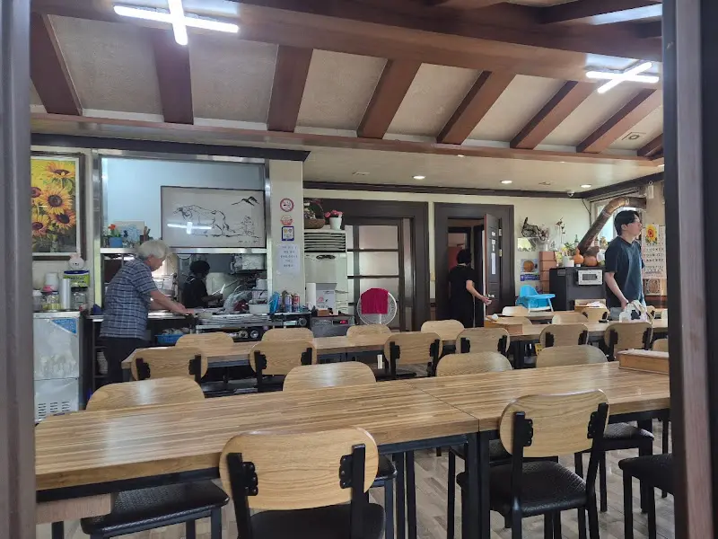 뜰안에 식당 내부 전경