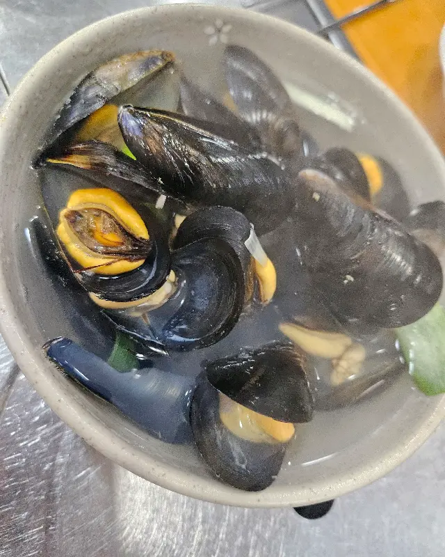 푸짐하게 차려진 스끼다시 한 상