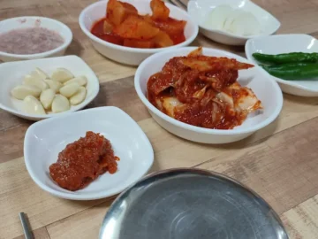 원조의 깔끔한 과학, 100년 밀양 동부식육식당 돼지국밥 맛집 탐험기