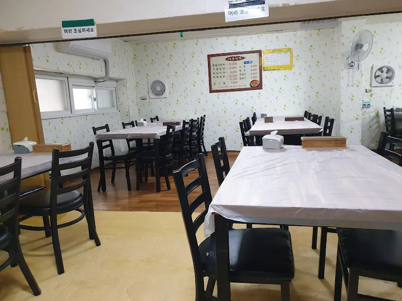 넓고 깔끔한 식당 내부