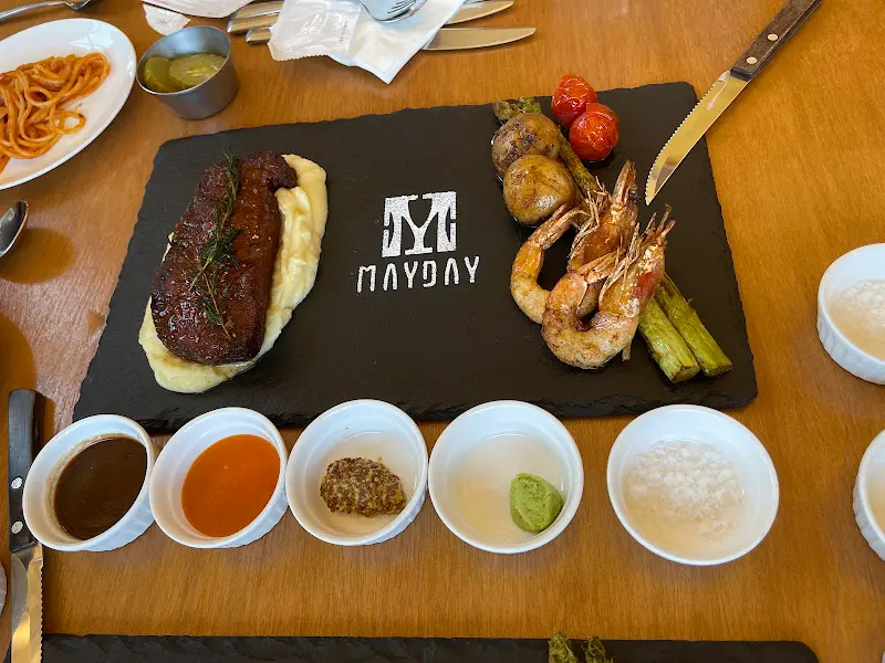 메이데이 외부 전경