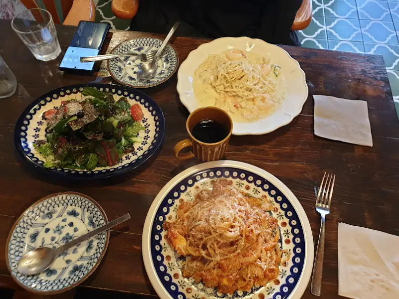 테이블 위 파스타와 샐러드