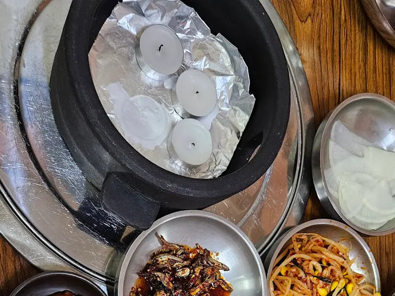 숯불 석쇠구이를 따뜻하게 데워주는 장치