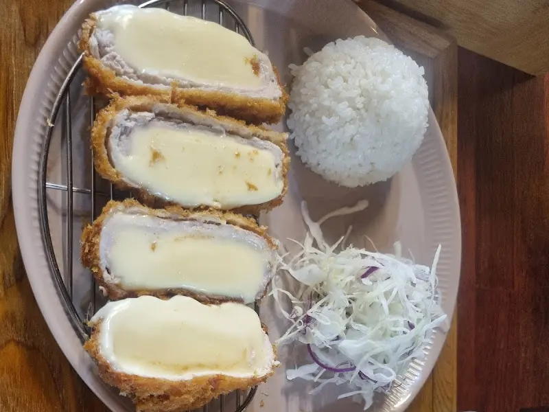 치즈롤카츠 단면