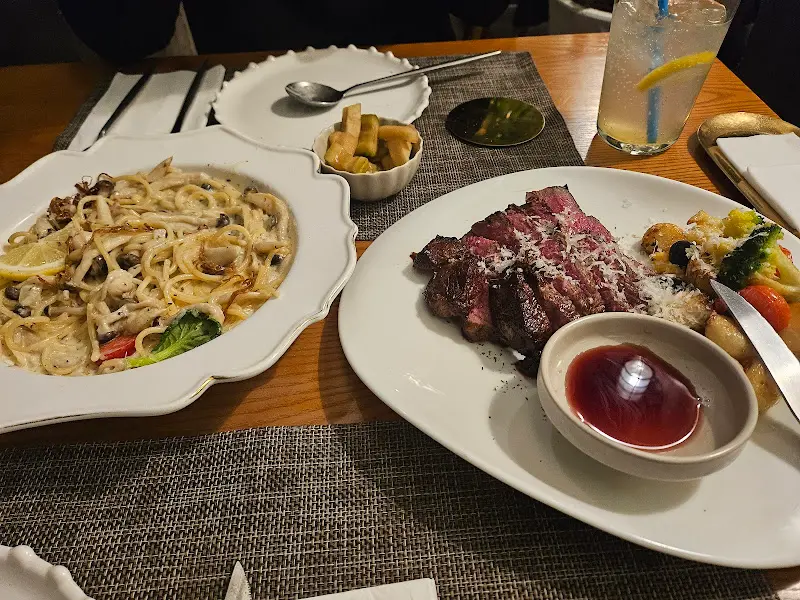 채끝 스테이크와 새우 로제 파스타