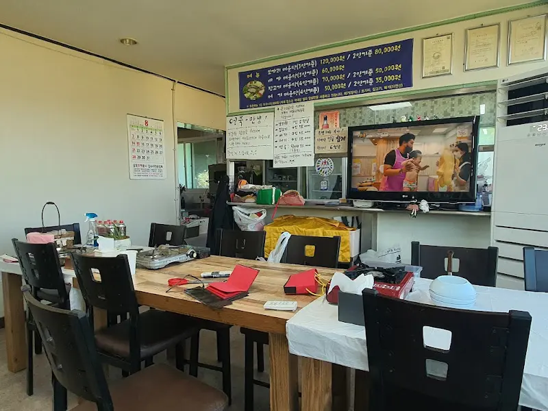 산천초목 매운탕 내부