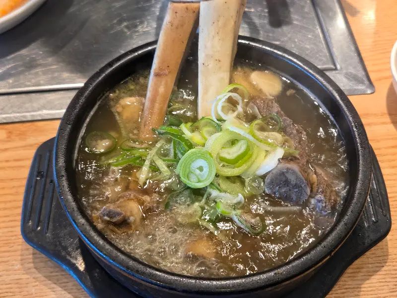 푸짐한 건더기가 인상적인 우쭈리탕