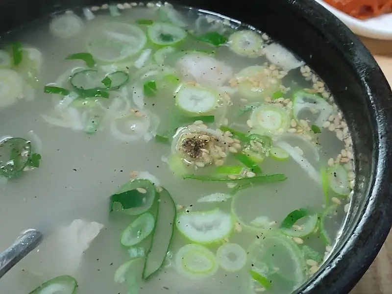 맑고 깨끗한 국물이 인상적인 동부식육식당의 돼지국밥