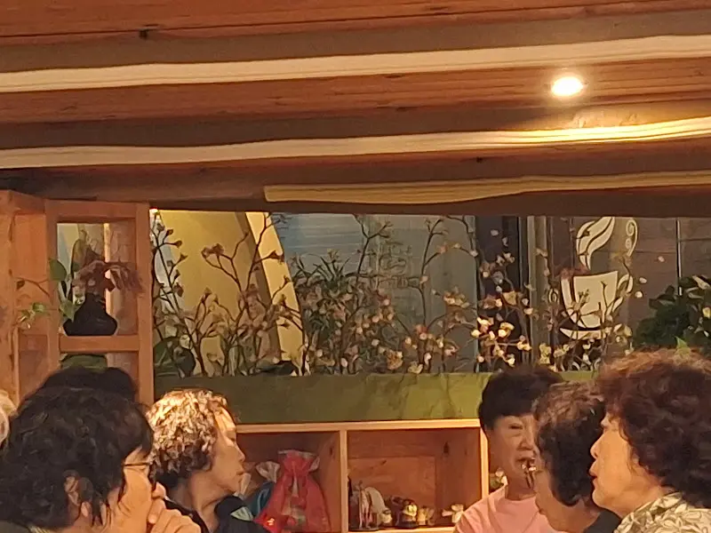 카페 내부 인테리어