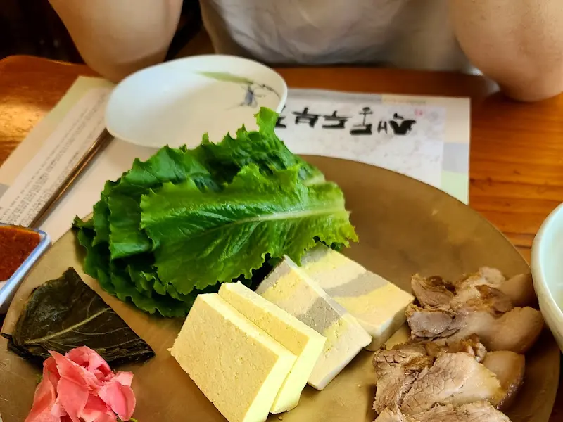 두부 보쌈 한 상차림