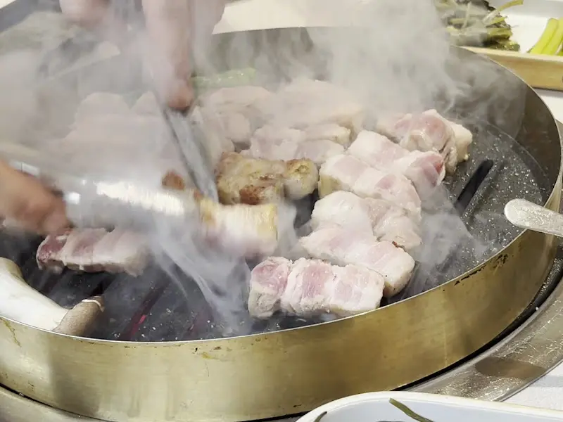 숙성 삼겹살 굽는 모습