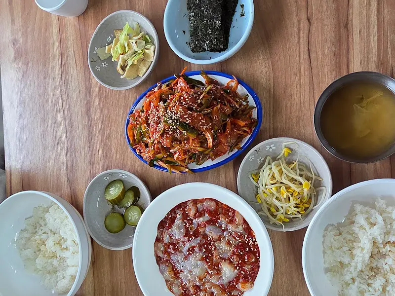 푸짐한 밑반찬과 꽃게살 비빔밥