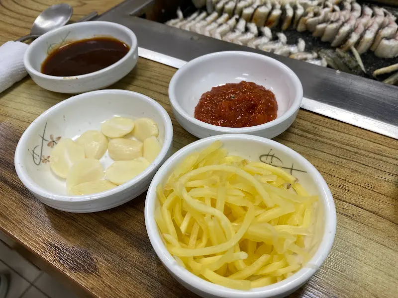 장어와 곁들임 찬