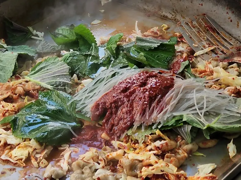 야채곱창과 알곱창이 볶아지는 모습