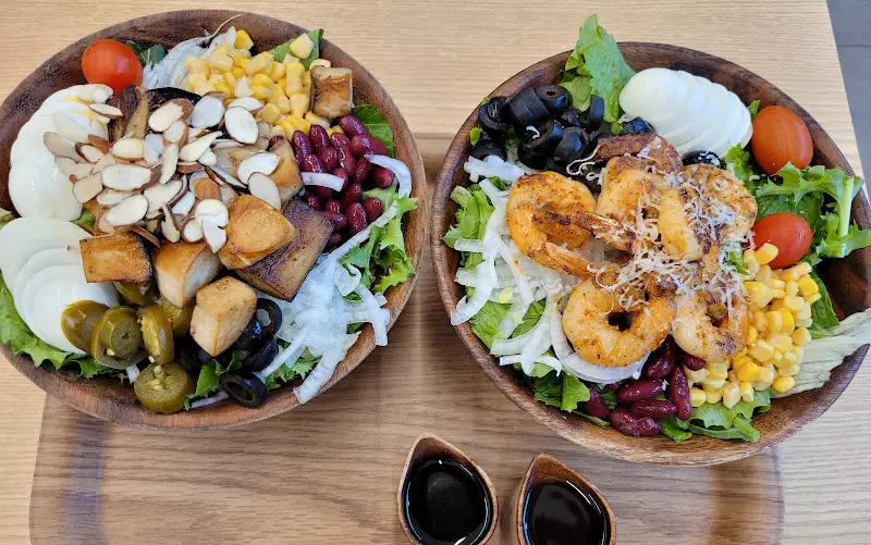 스테이크 샐러드와 연어 샐러드