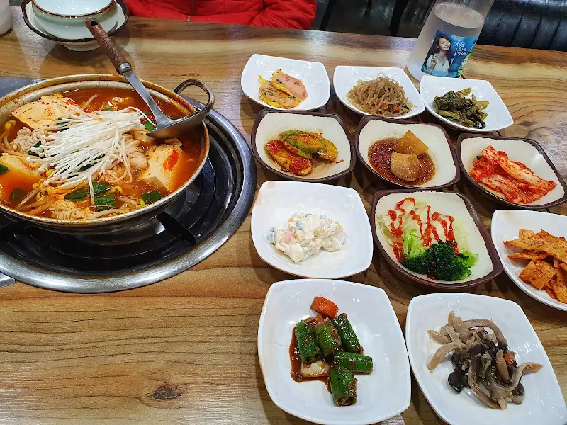 푸짐한 반찬과 알탕