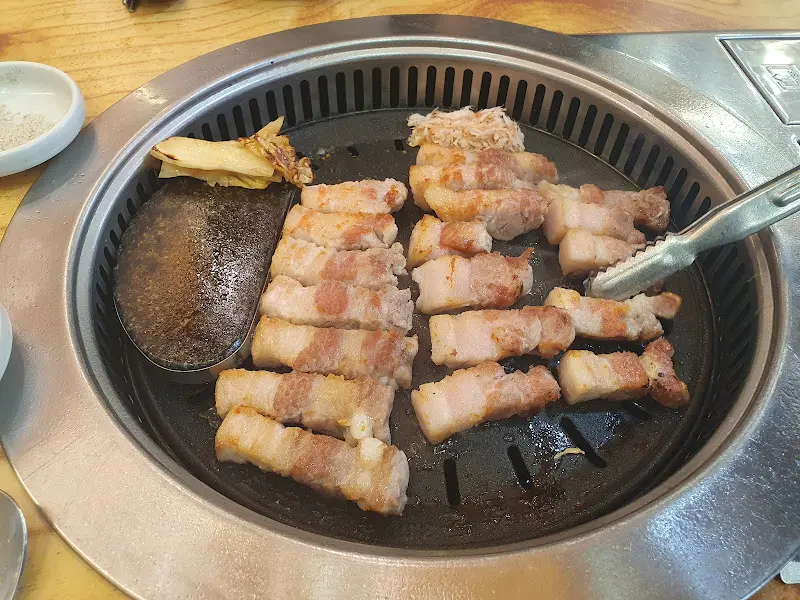 전문가의 손길로 구워지는 삼겹살