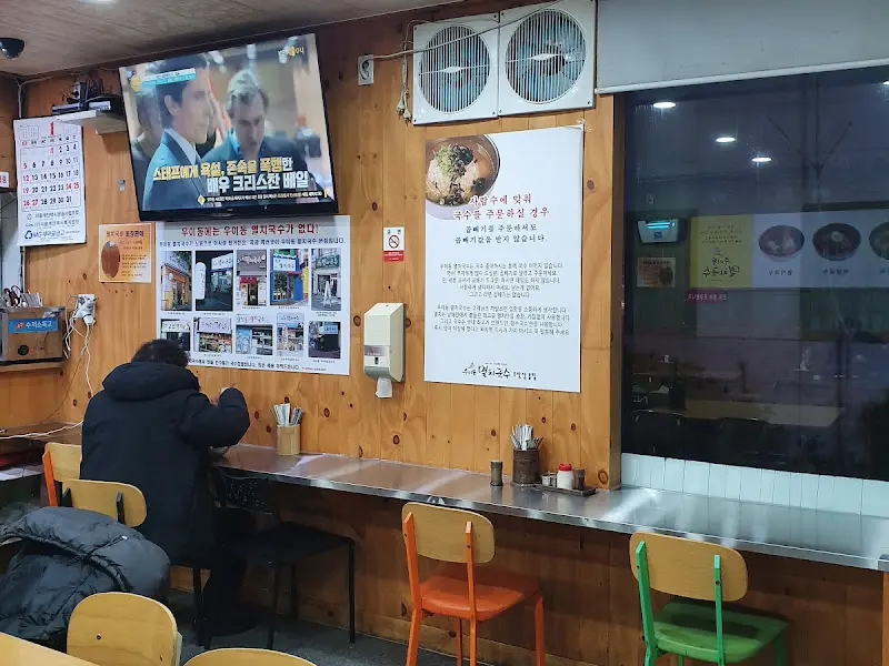 혼밥하기 좋은 카운터석