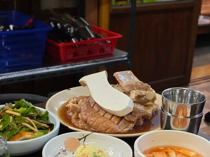 돼지갈비와 밑반찬 세팅