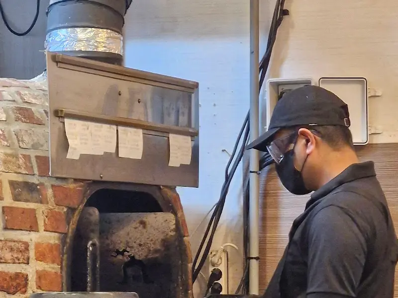 화덕에서 구워지는 생선