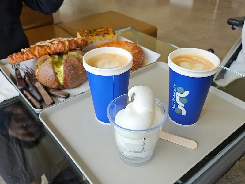 다양한 빵과 음료