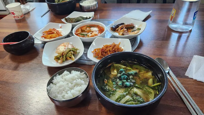 푸짐하게 차려진 한 상