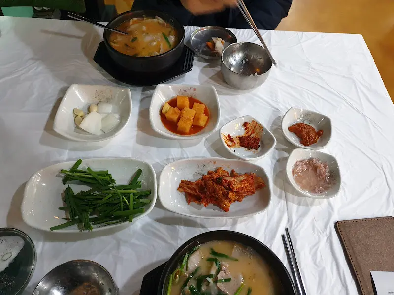 돼지국밥 한 상 차림