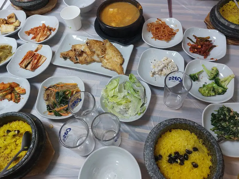 치자 돌솥밥과 푸짐한 반찬