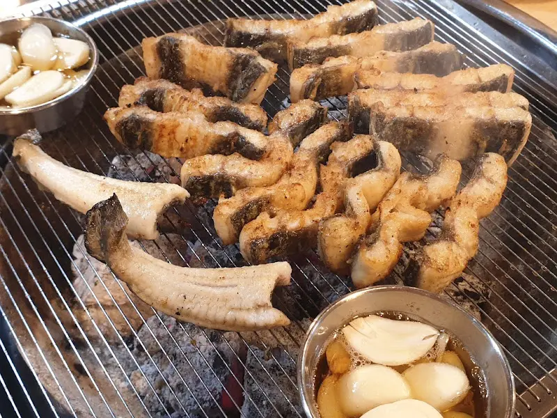 숯불 위에서 맛있게 구워지는 장어
