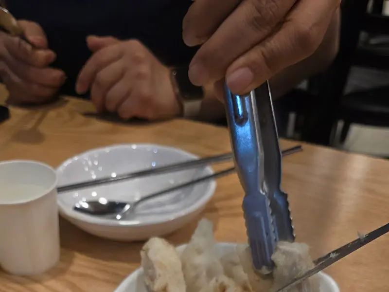 큰집탕수육 자르는 모습