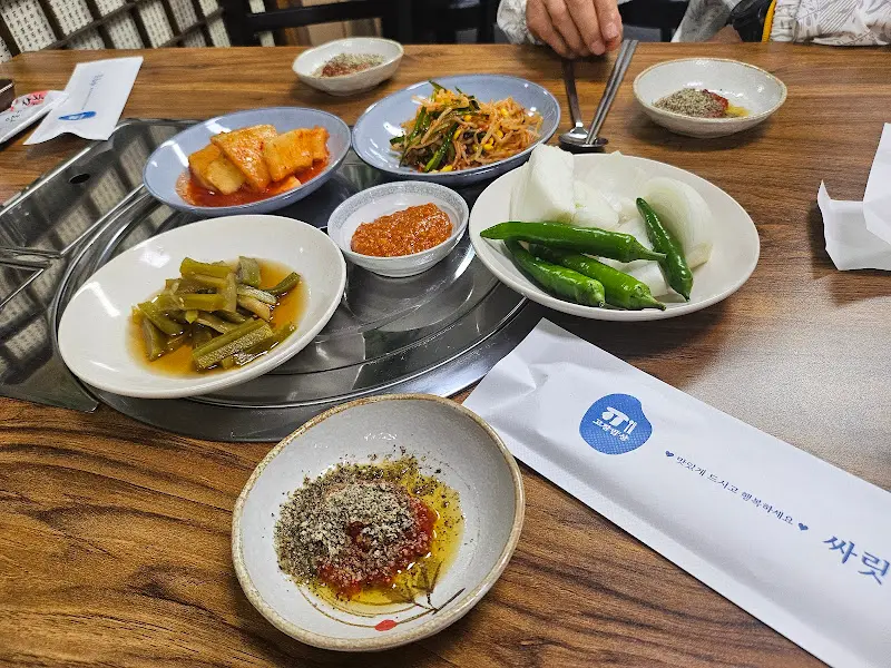 갈비 냉면과 밑반찬 한 상 차림