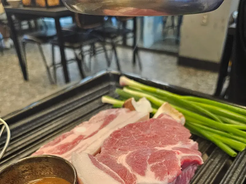 두툼한 흑돼지 근고기