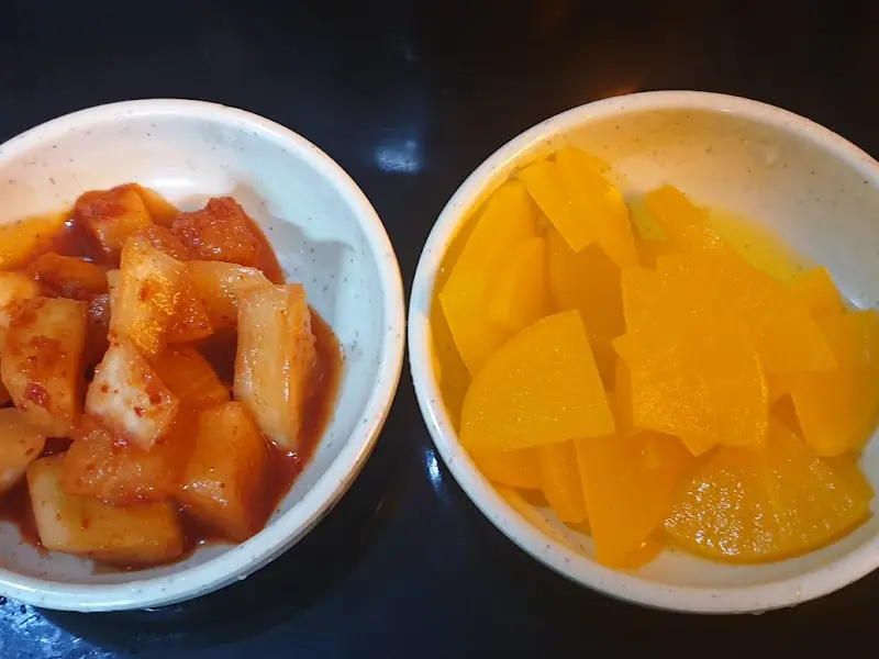 김해손칼국수 깍두기와 단무지