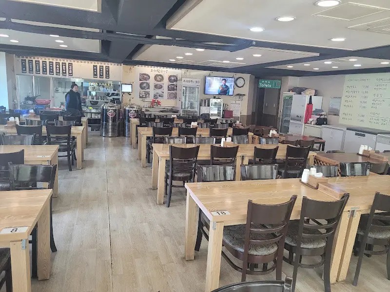 넓고 깔끔한 실내