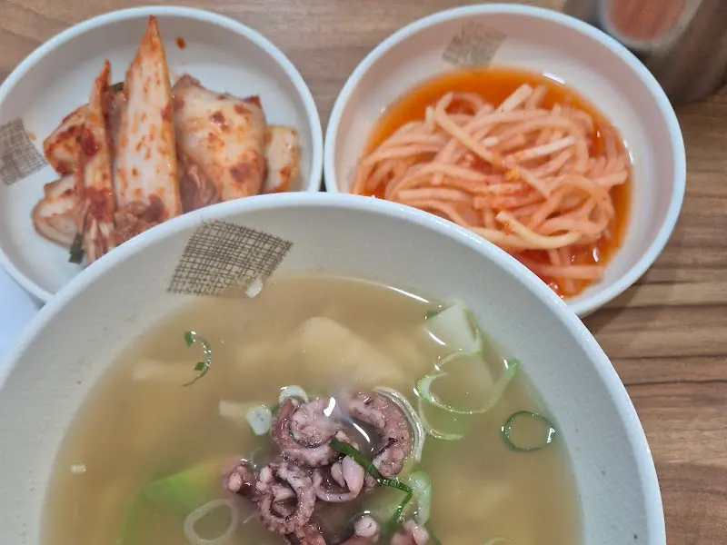 기본 반찬으로 제공되는 김치와 무생채