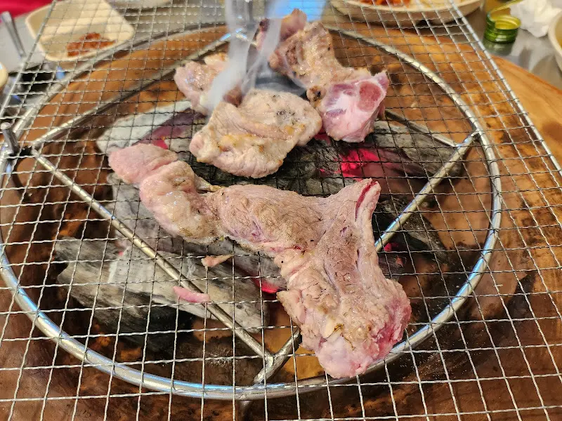 숯불 위에 올려진 갈매기살