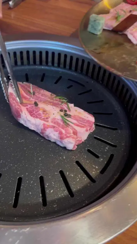 불판 위에 올려진 꽃살