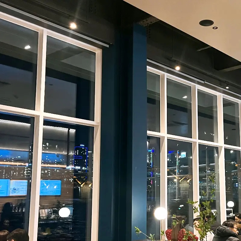 통유리창이 인상적인 스타벅스 뚝섬한강공원점