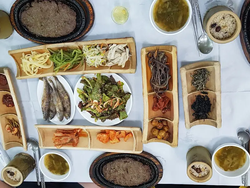 한상 가득 차려진 떡갈비 정식