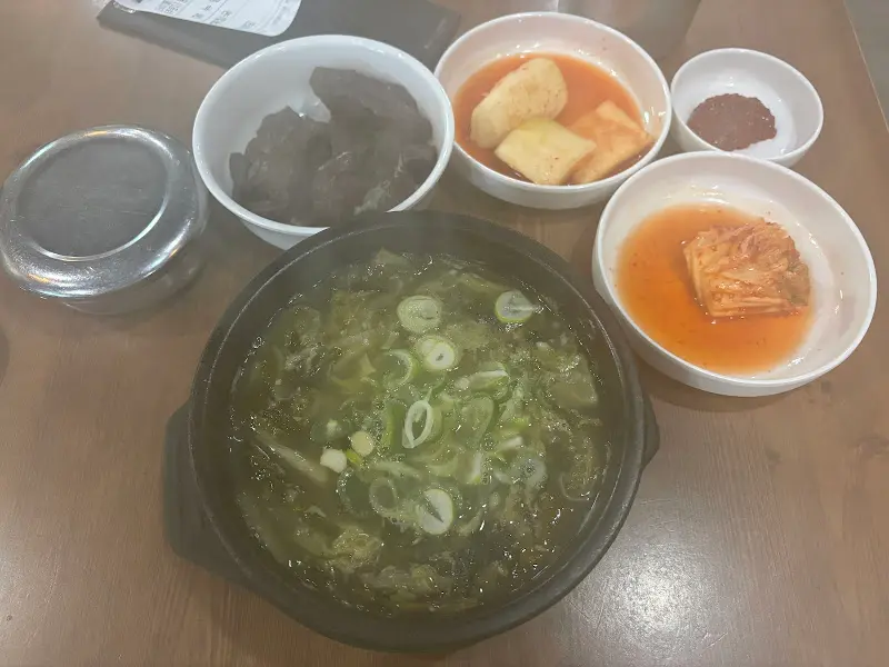 뜨끈이집 해장국 한상차림