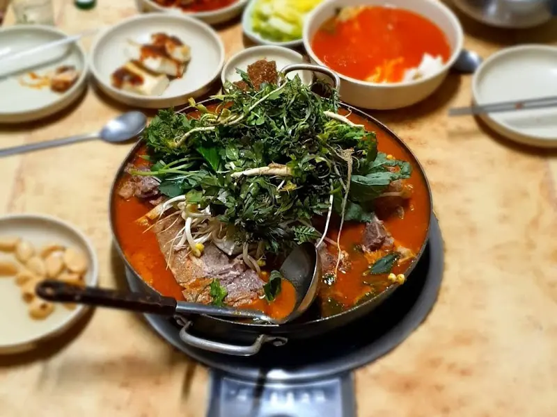 푸짐한 감자탕 한 상 차림