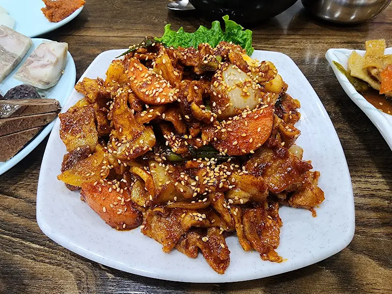 윤기가 자르르 흐르는 순대볶음