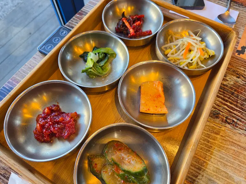 정갈하게 담겨 나온 밑반찬