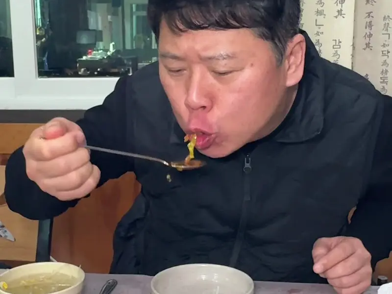 오징어볶음 먹는 모습