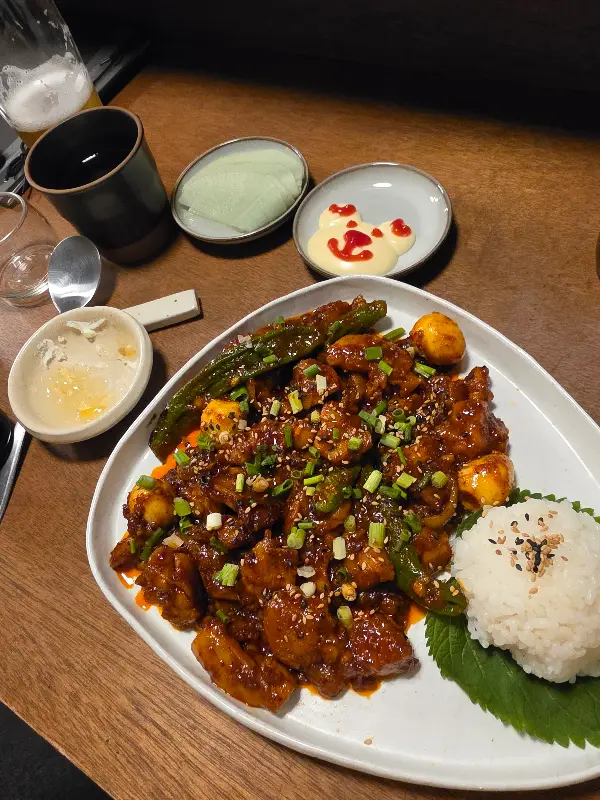 흐름의 대표 메뉴, 꽈리고추 닭구이